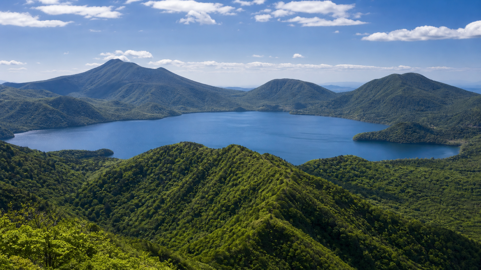 カルデラ湖と火山地形を望む赤城山のイメージ