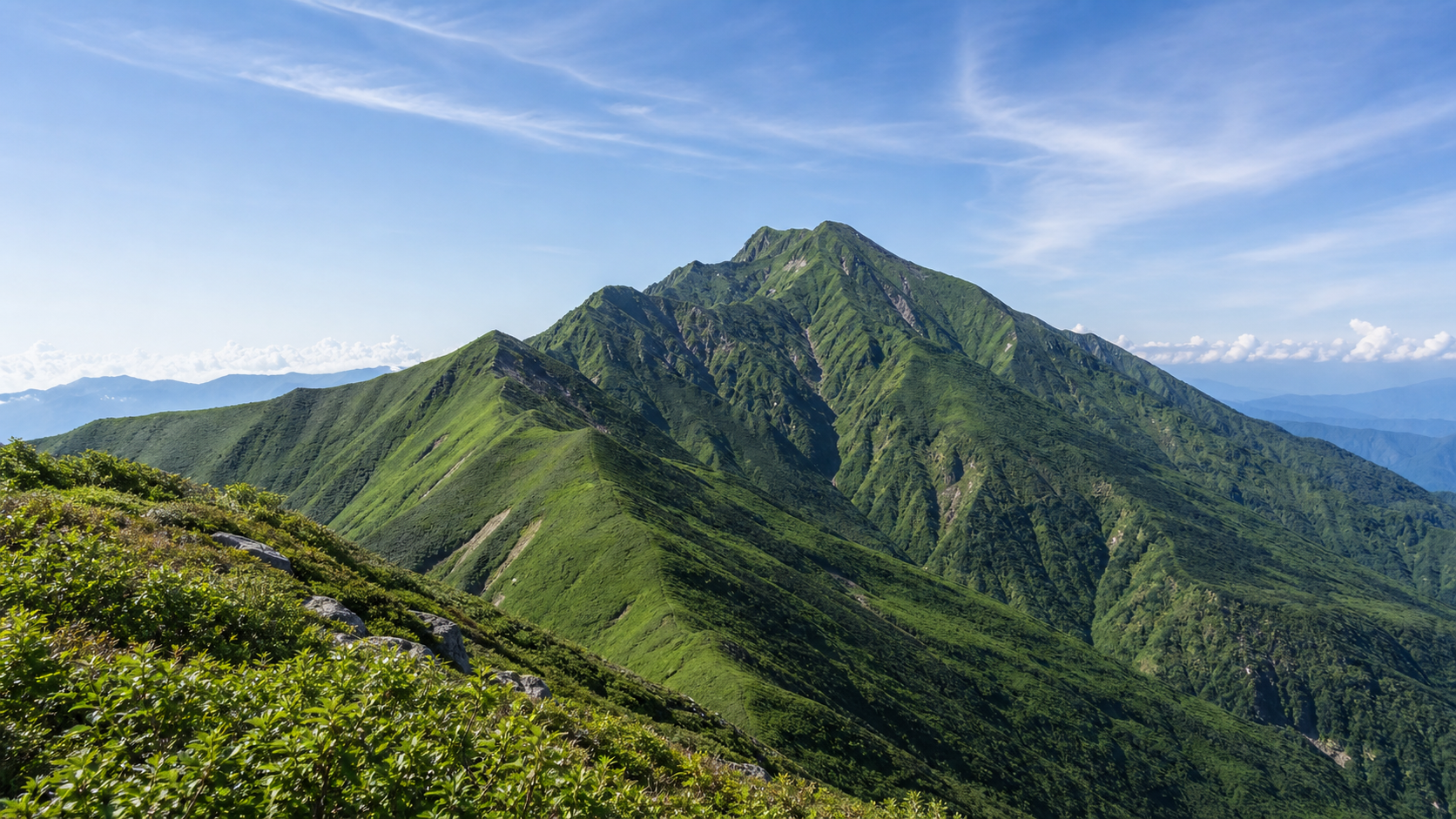 山頂からの広い眺望を望む雨飾山のイメージ