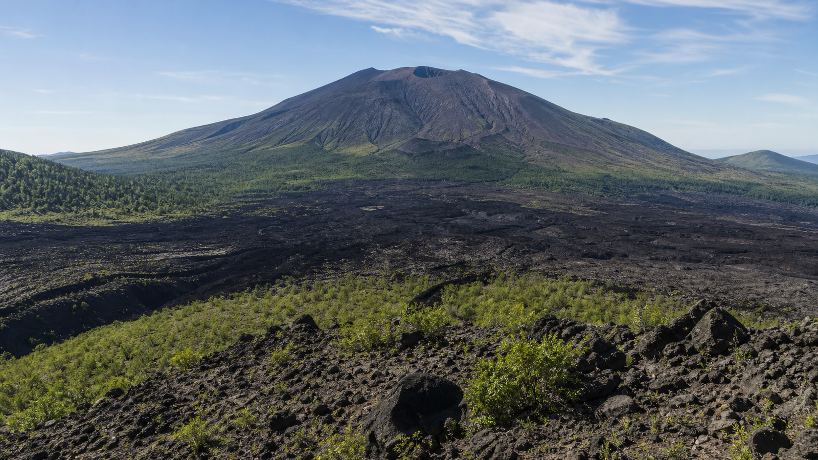 火山性の荒々しい地形を望む浅間山のイメージ