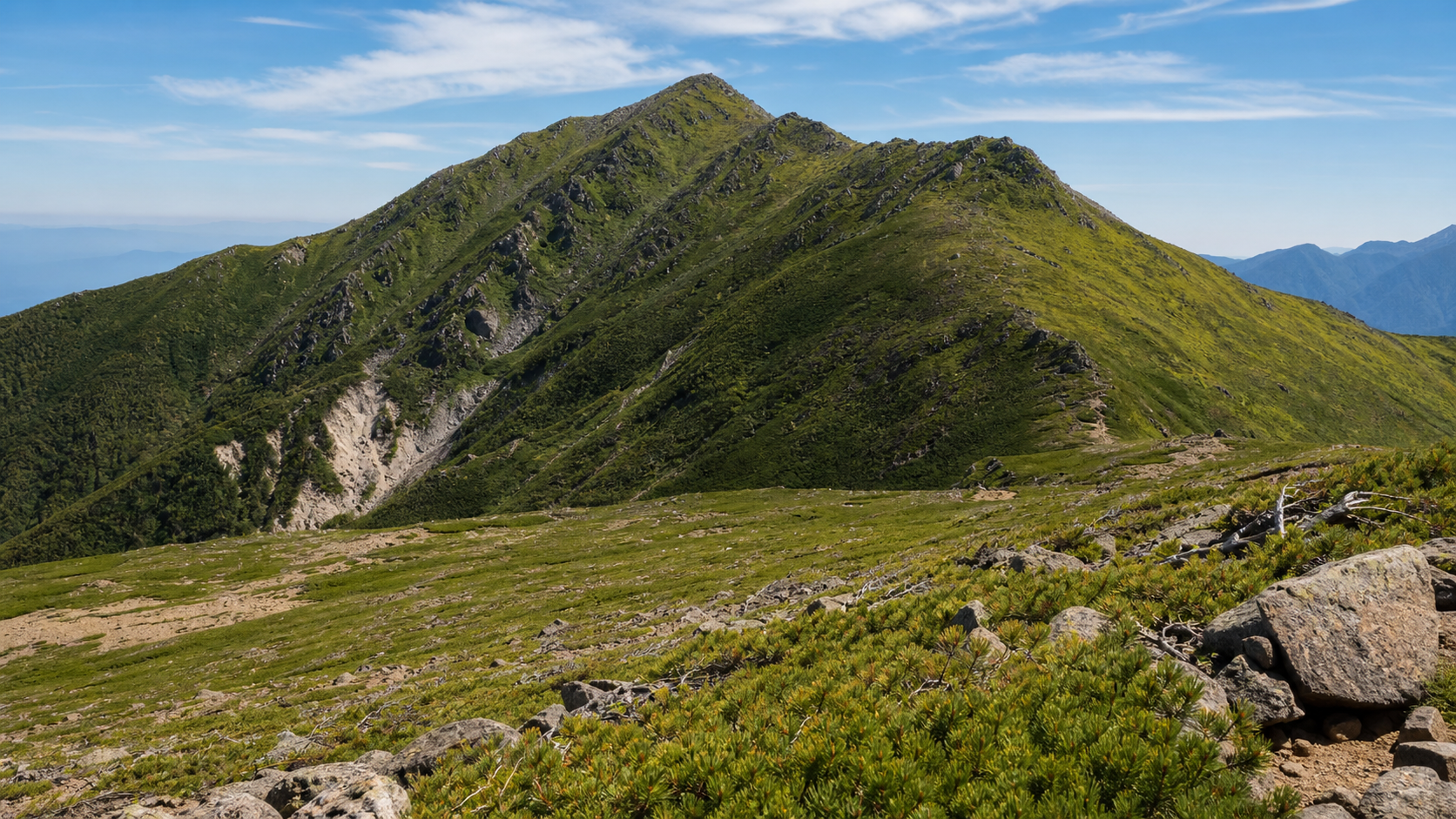 なだらかな稜線と展望を望む四阿山のイメージ