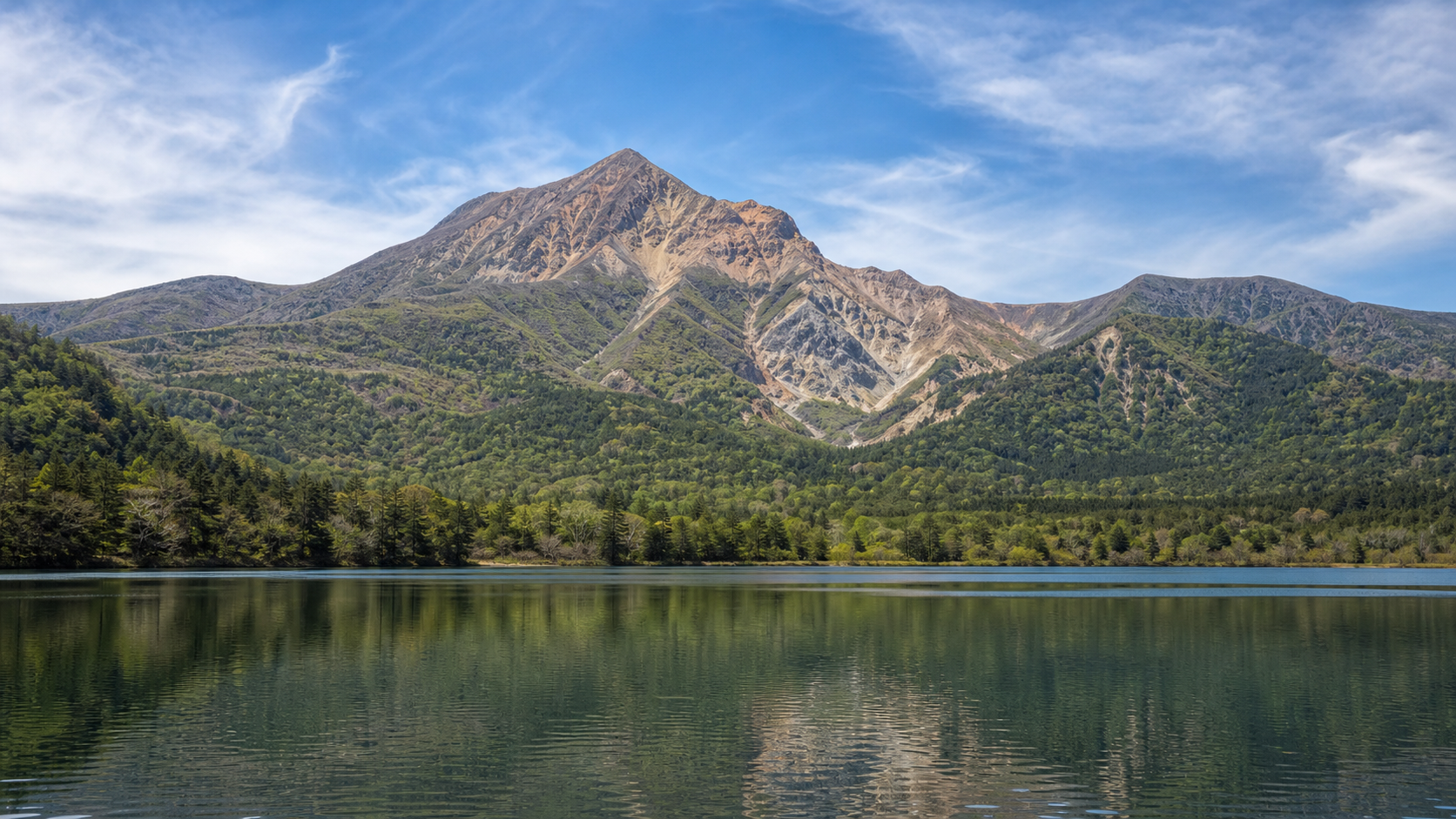 湖と火山性の山容を望む磐梯山のイメージ