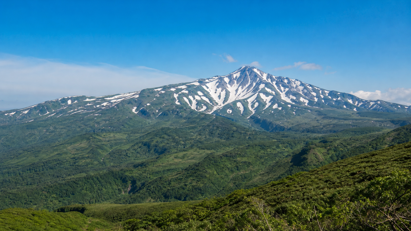 高山帯と山頂部を望む鳥海山のイメージ