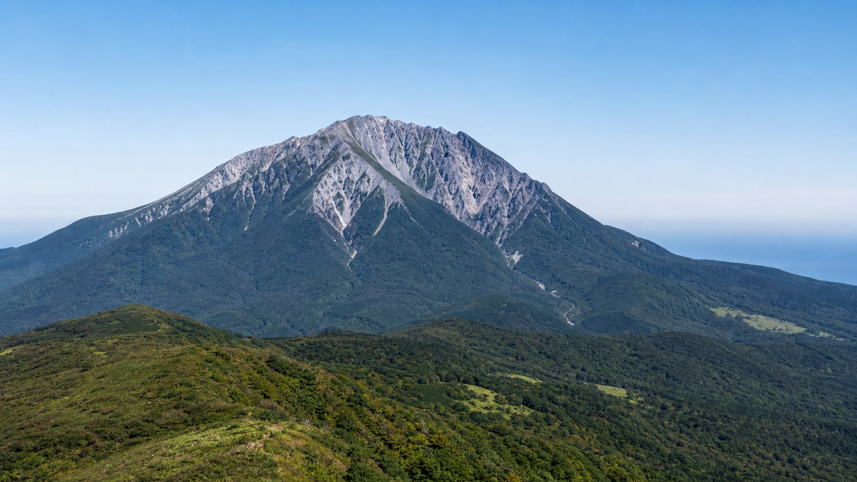 日本海側にそびえる火山性の山容を望む大山のイメージ