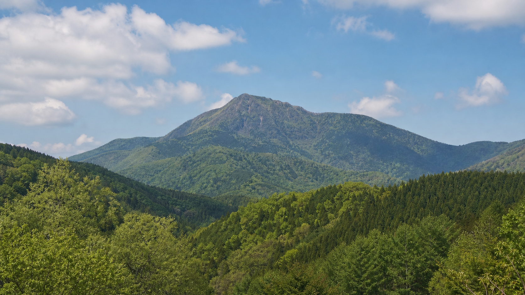 高山の稜線と自然を望む恵那山のイメージ