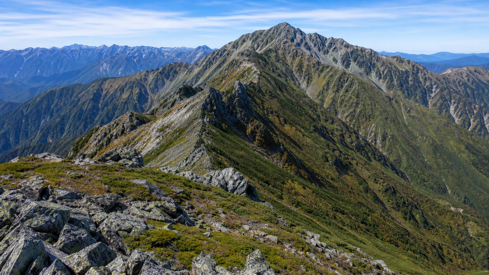 高山の稜線と自然を望む鳳凰山のイメージ