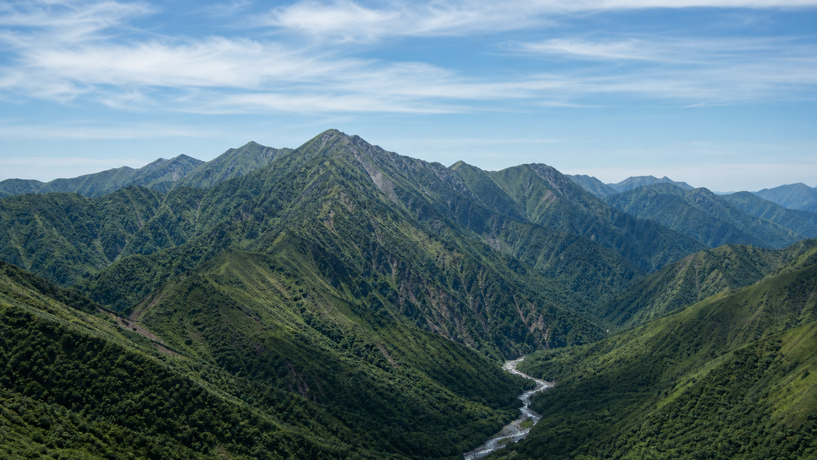 日高山脈の深い自然と長い行程を望む幌尻岳のイメージ