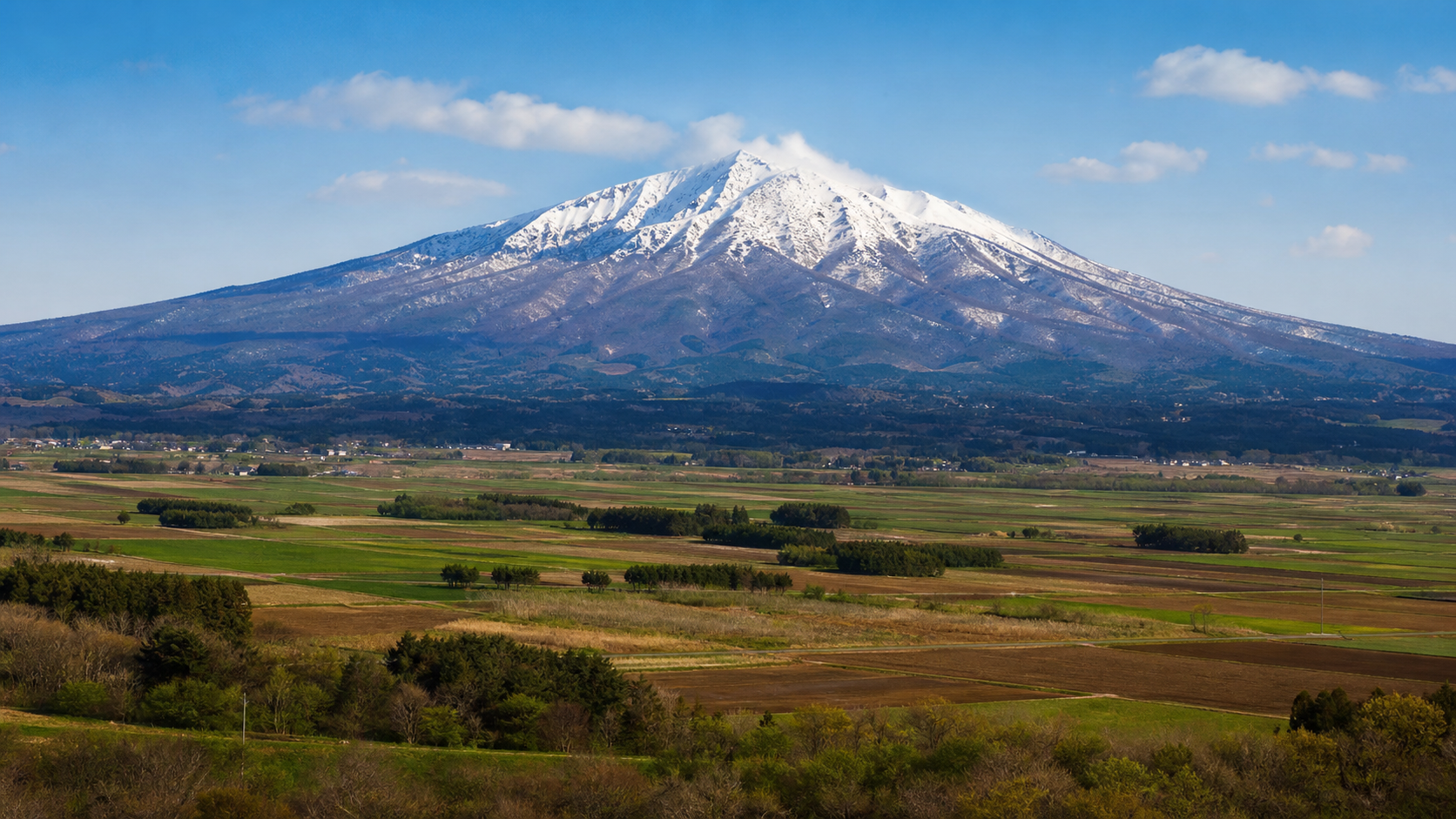 津軽平野を見下ろす独立性の高い山を望む岩木山のイメージ