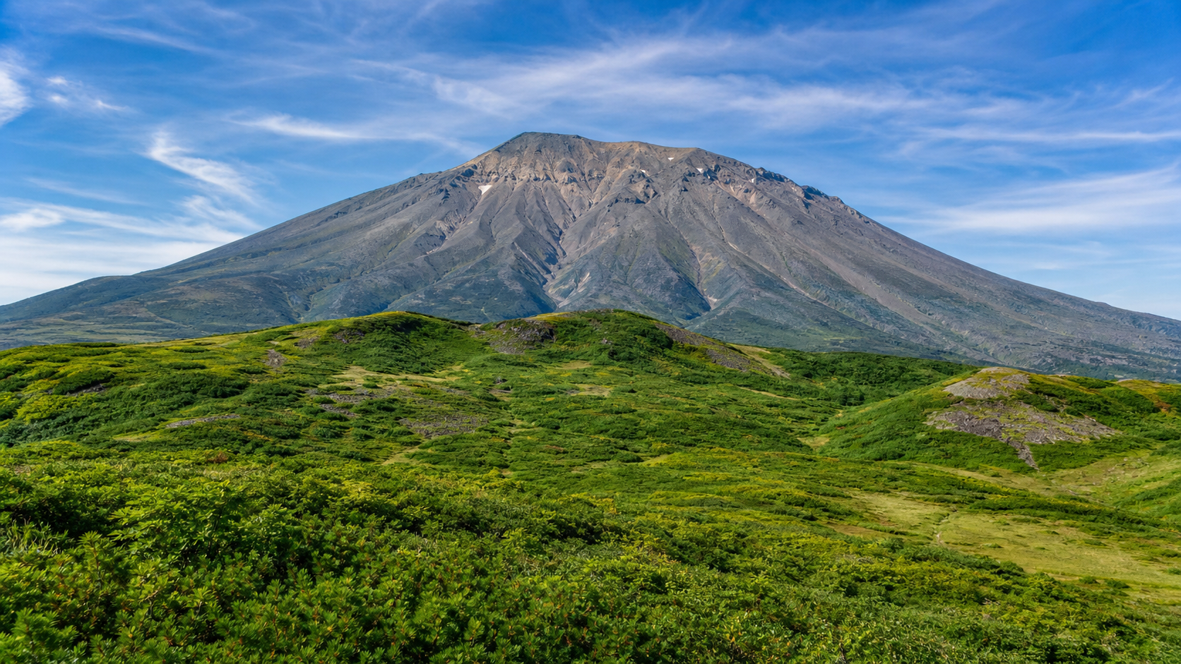火山性の大きな山容と高山帯を望む岩手山のイメージ