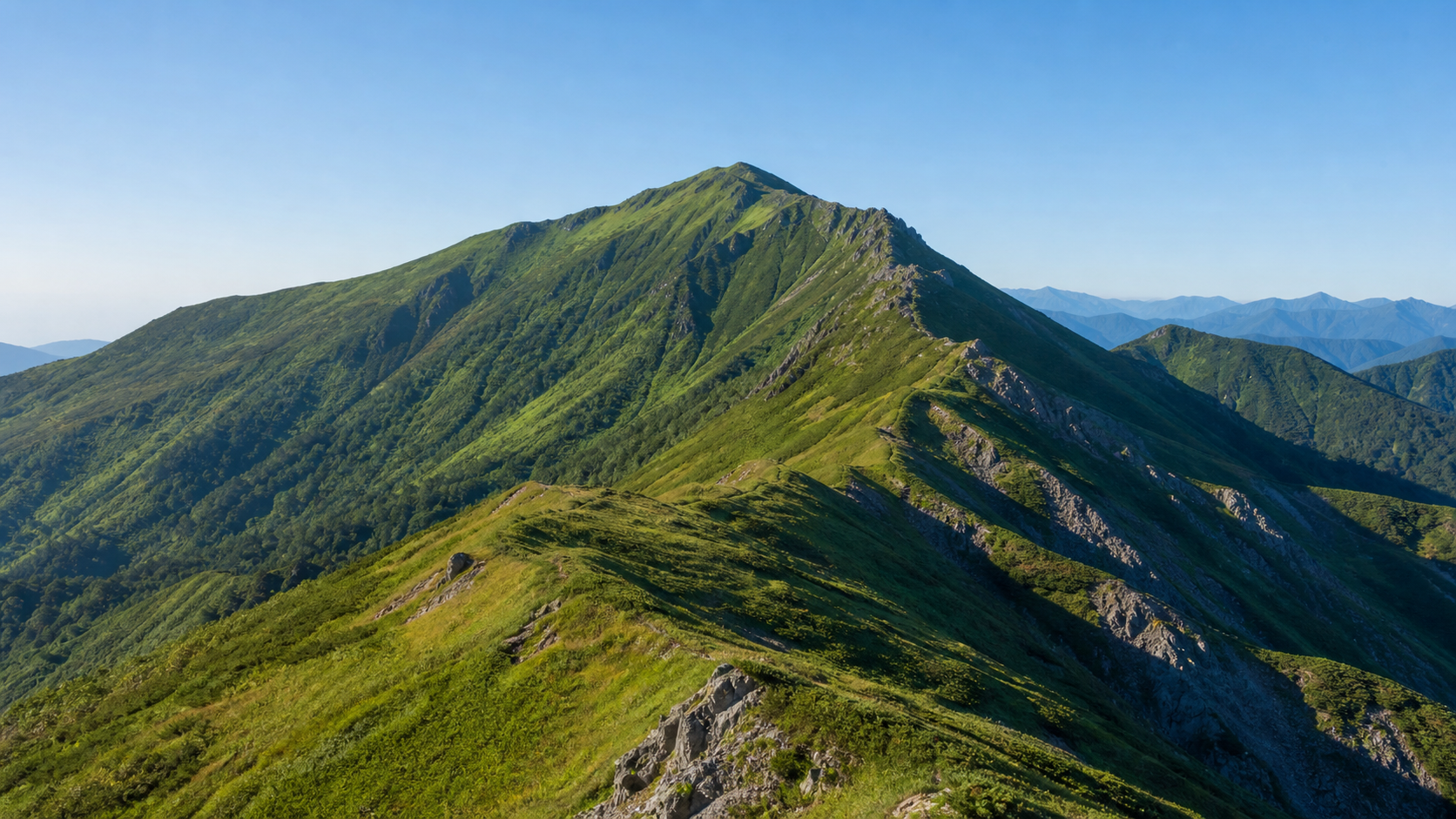 槍穂高を望む稜線を望む常念岳のイメージ