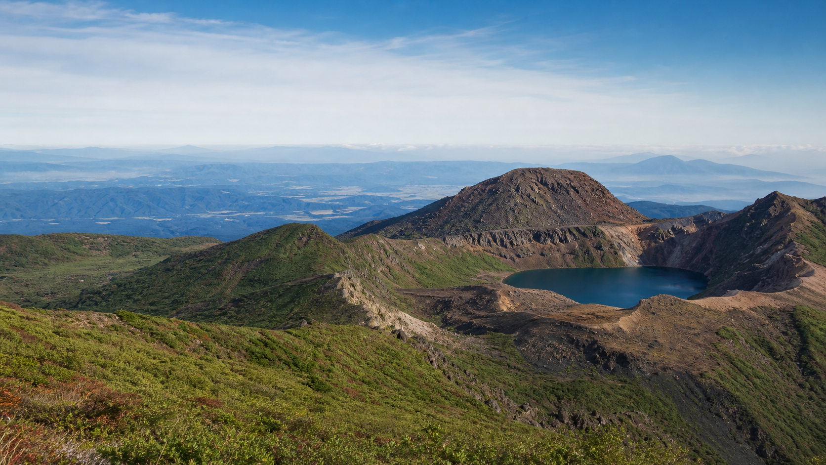 火山湖と火山群の稜線を望む霧島山（韓国岳）のイメージ