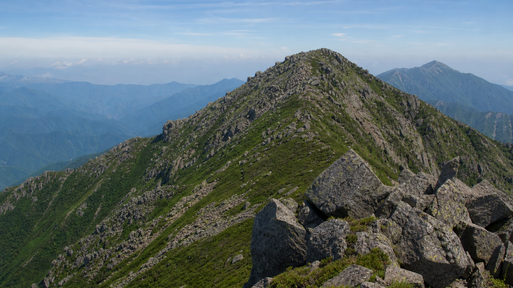 五丈岩と花崗岩の稜線を望む金峰山のイメージ