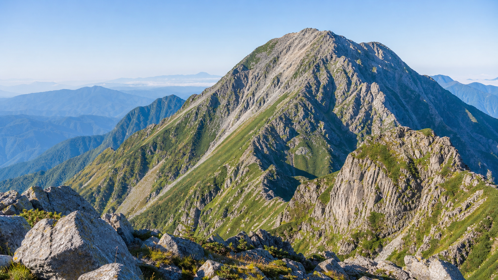 高山の稜線と自然を望む木曽駒ヶ岳のイメージ
