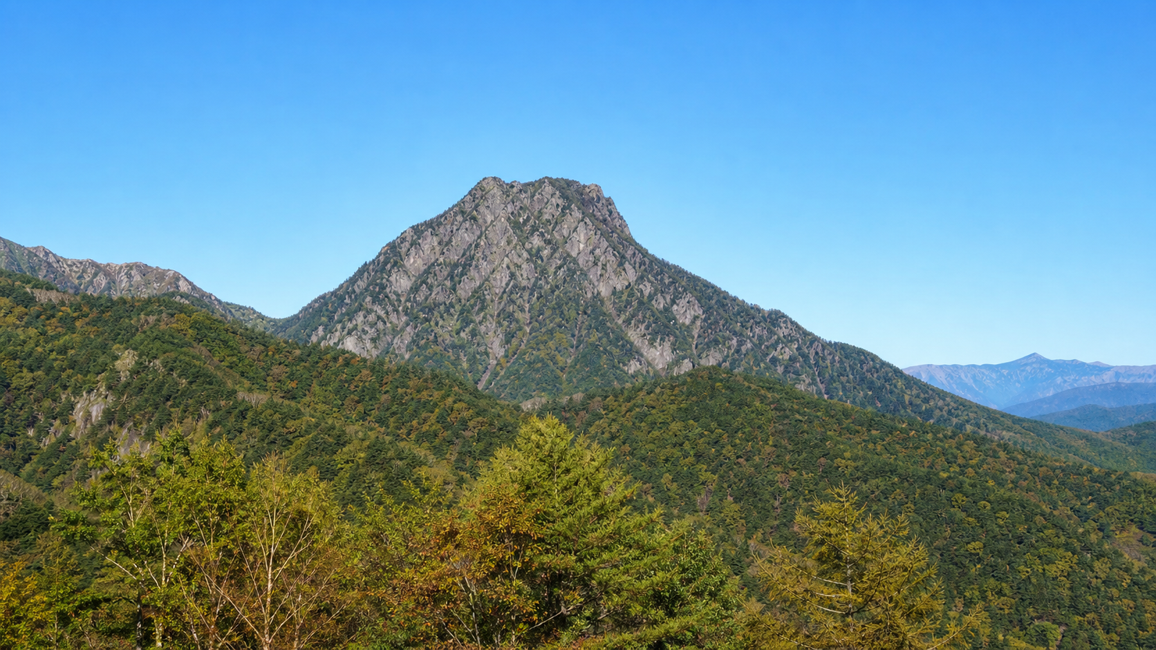 急峻な稜線と戸隠の自然を望む高妻山のイメージ