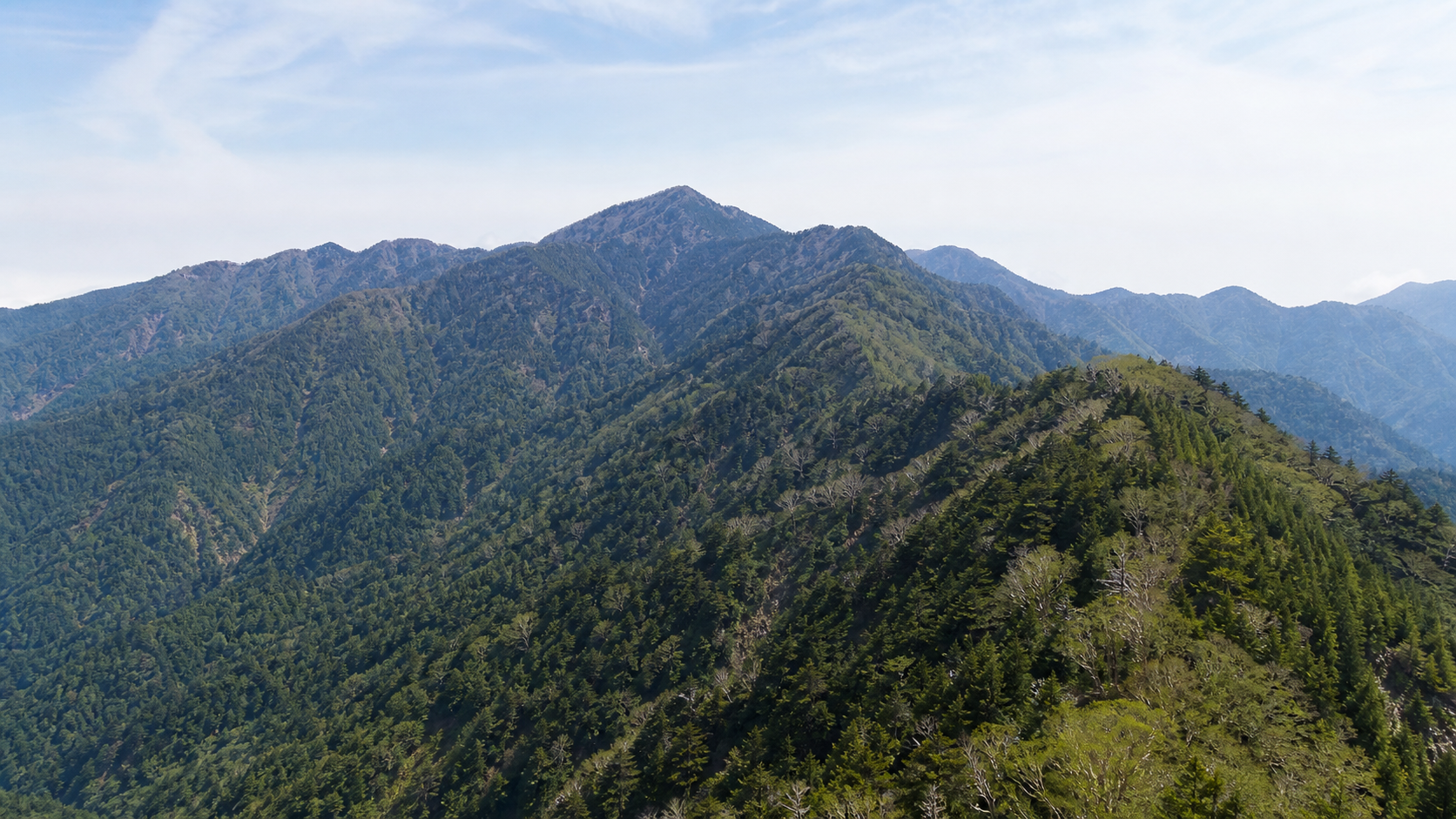 東京都最高峰と長い稜線を望む雲取山のイメージ