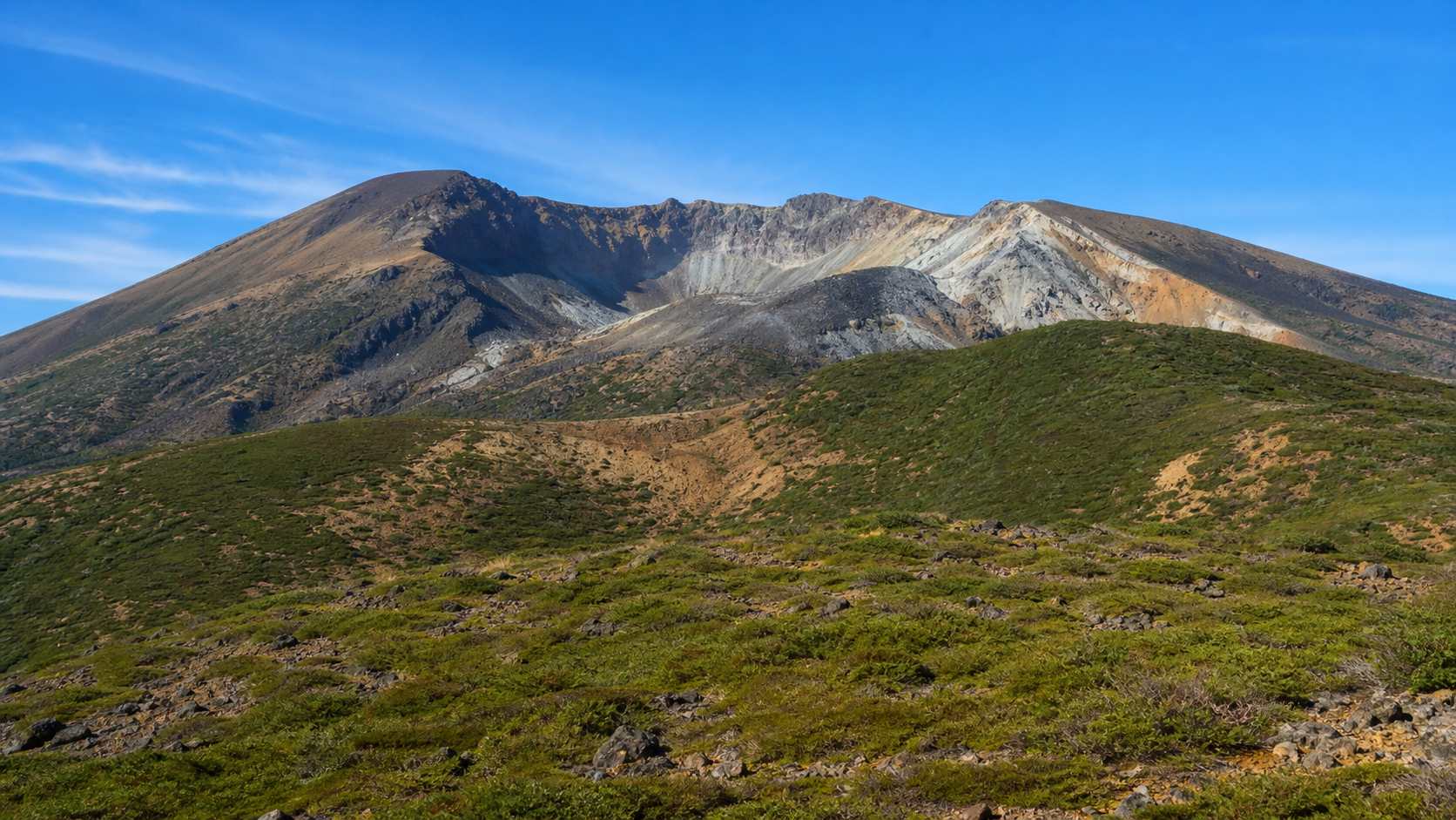 火山地形と高原を望む草津白根山のイメージ