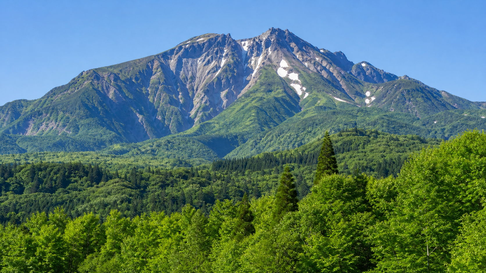 火山性の山容と高山帯を望む妙高山のイメージ