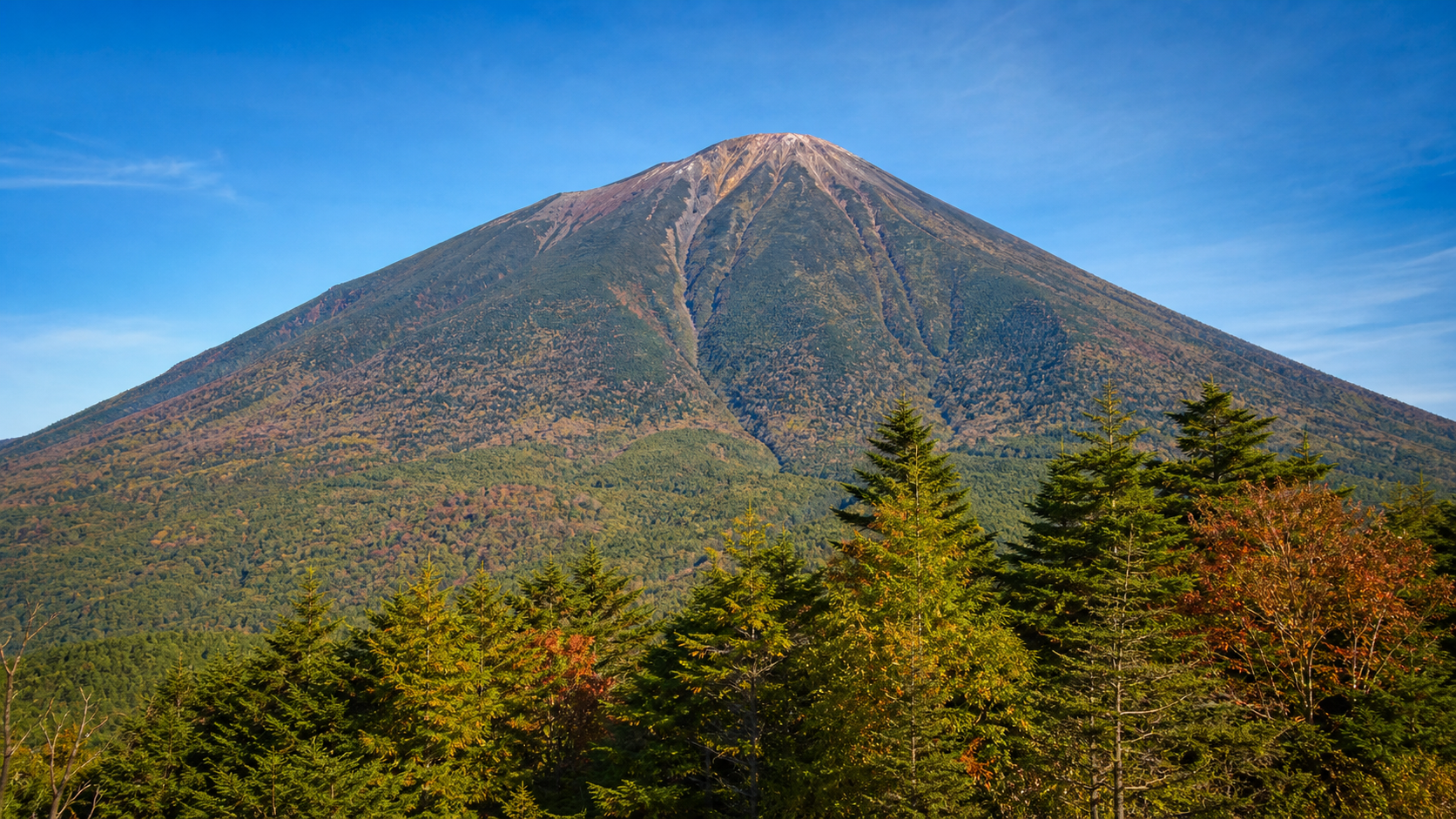 日光を代表する火山を望む男体山のイメージ