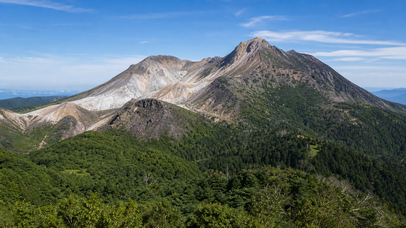 岩峰と森林を望む日光白根山のイメージ