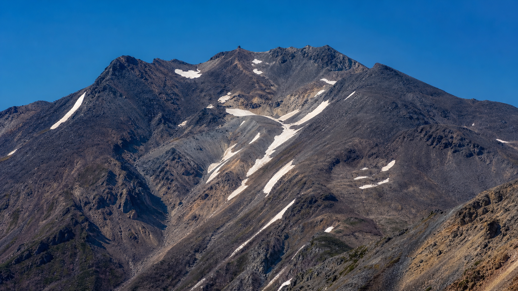 高山の火山性稜線を望む御嶽山のイメージ