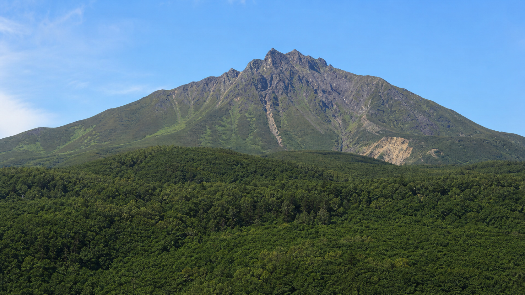 知床の原生自然と火山地形を望む羅臼岳のイメージ