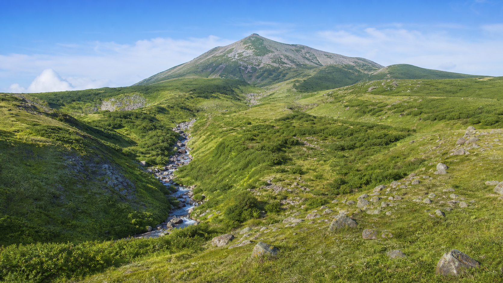 沢と稜線をつなぐ変化の多い山を望む斜里岳のイメージ