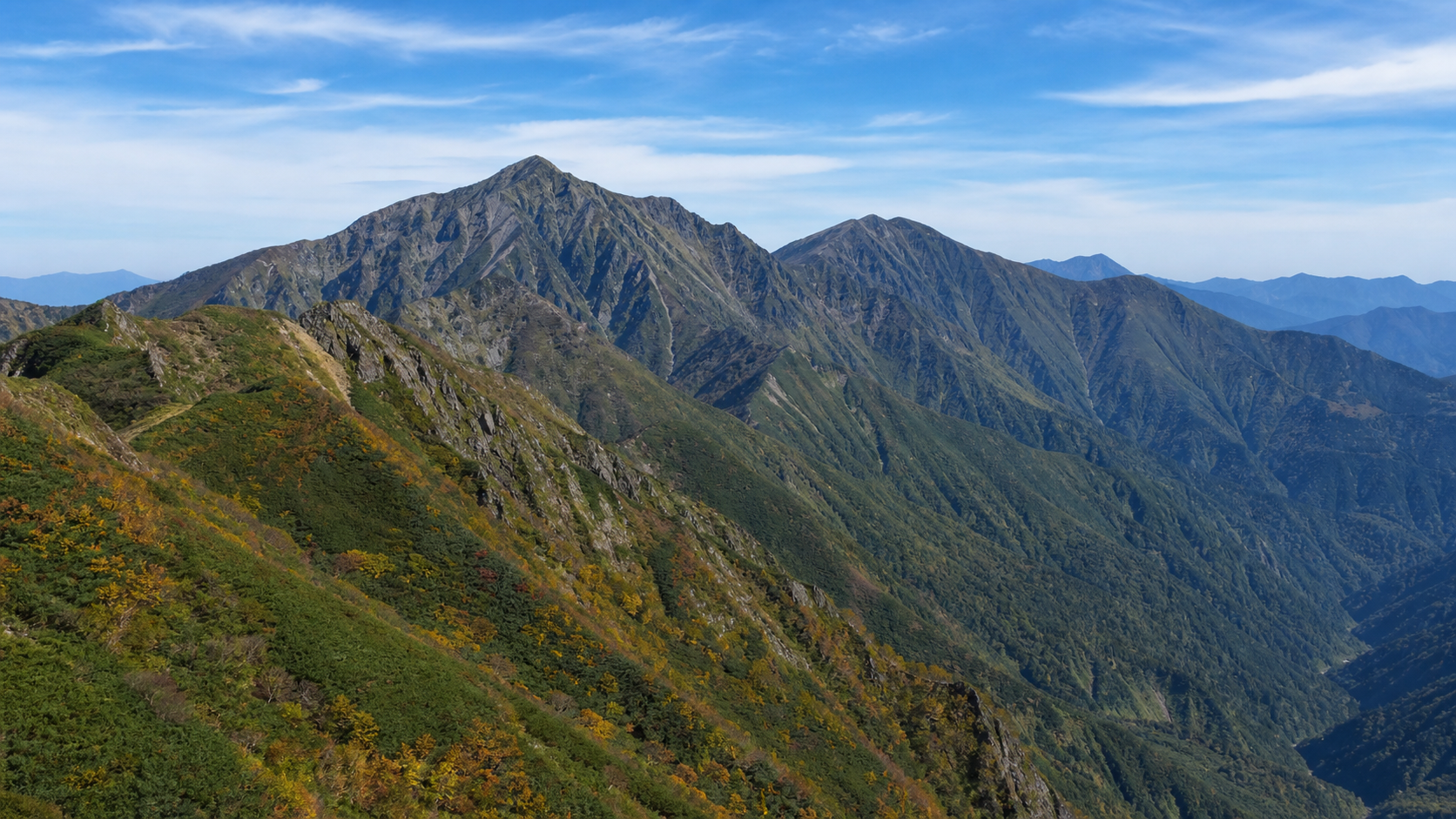 岩稜と谷川岳をイメージした画像
