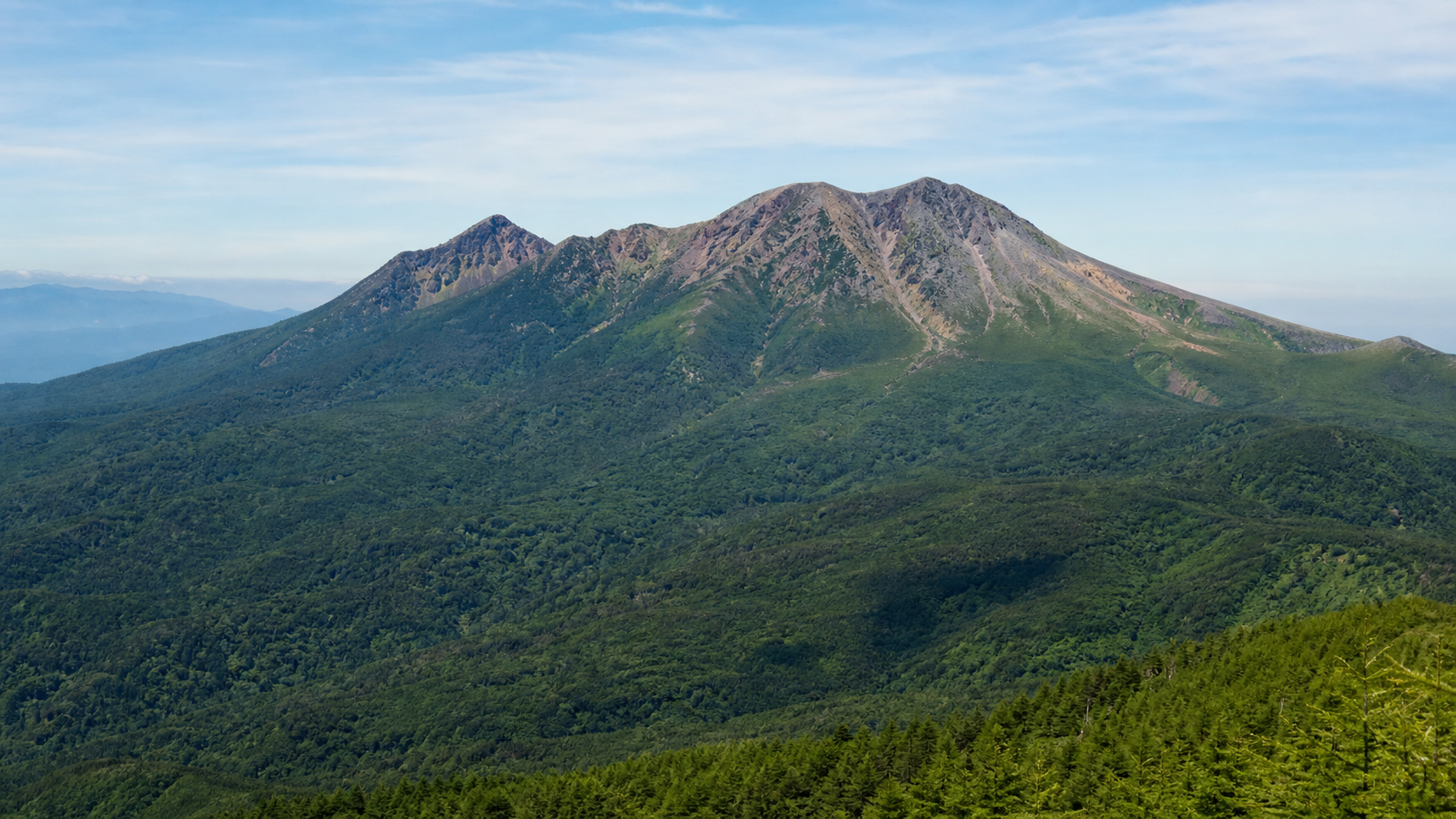 高山の稜線と自然を望む蓼科山のイメージ