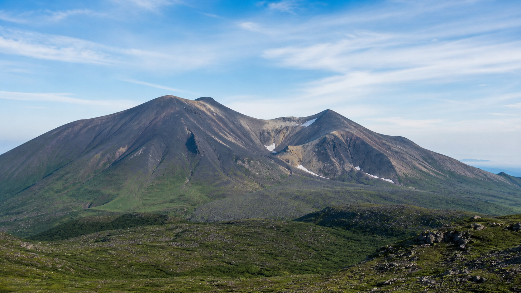 火山性の荒涼とした高山景観を望む十勝岳のイメージ