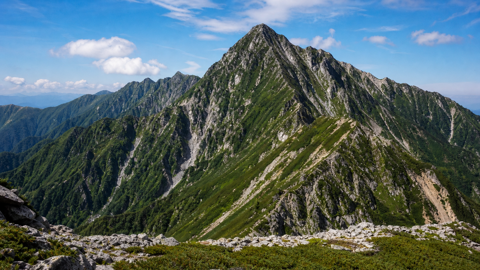 高山の稜線と自然を望む空木岳のイメージ