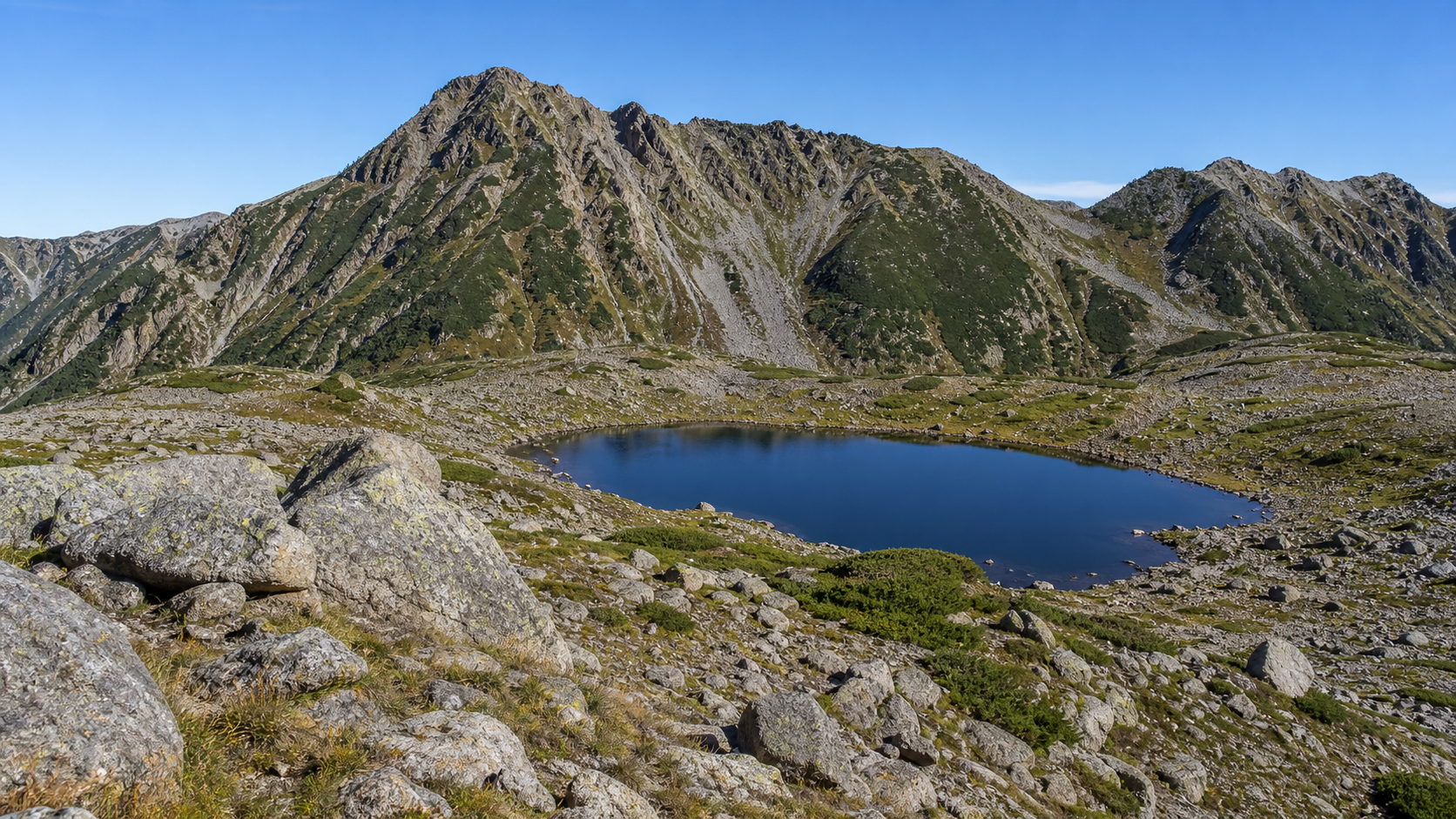 鷲羽池と高山帯を望む鷲羽岳のイメージ